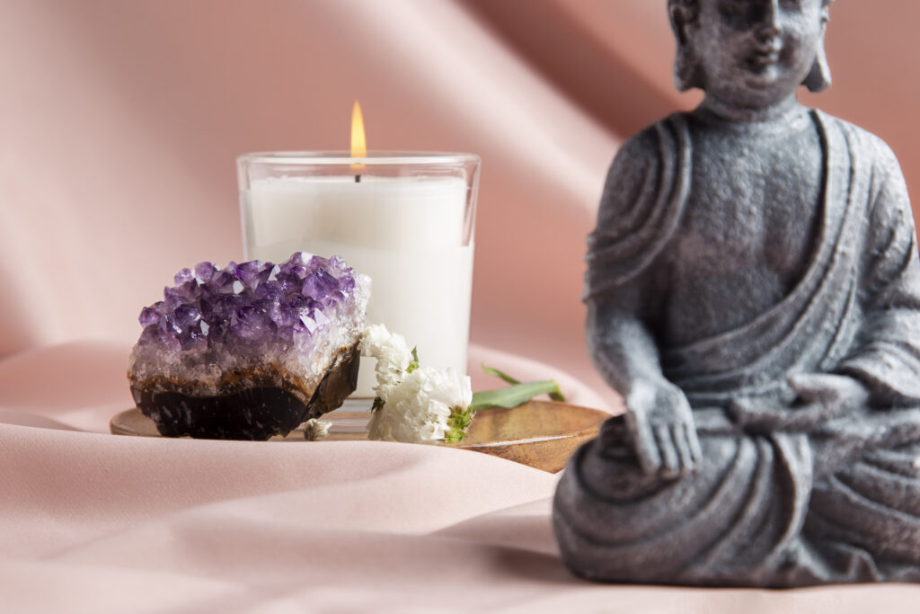 Kaars met een edelsteen en budha beeld