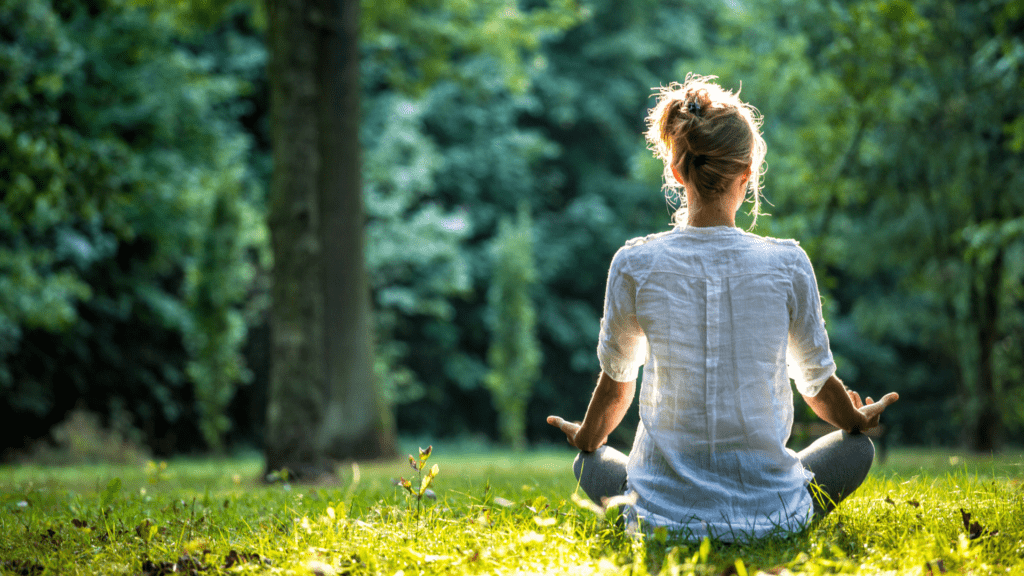 Meditatie in het gras